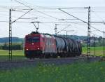 HGK 185 584-0 mit Kesselwagenzug in Fahrtrichtung Bebra.