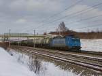 Die 185 526 am 03.01.2011 mit einem Kesselwagenzug unterwegs bei Hebertshausen.