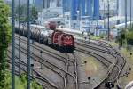 MaK DE1002, HGK Nr. DE 73 und DE 82 bei Rangierarbeiten mit Chemie-Kesselwagen in Wesseling - 12.08.2014