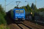 Durch Klein-Gerau kommt die HGK(alias RHC) 185 521-2 mit Tankwagen gefahren....Sonntag 30.8.2015