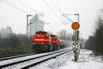 HGK DH 702 + DH 704 mit dem Wasserglaszug von Düsseldorf-Reisholz nach Köln-Godorf Hafen.
Aufgenommen am 29.12.2005 an der Grenze zwischen Köln-Deutz und Köln-Poll.
