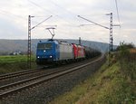 185 523-8 mit der Wagenlok 185 631-9 und einem Kesselwagenzug in Fahrtrichtung Norden.