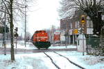 Auf der Fahrt vom Hafen Stürzelberg nach Nievenheim überquert DE 86 der HGK Köln am 17.12.2010 die Bahnstraße in Dormagen-St.