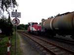 Lok D1 der Hafenbahn Frankfurt rangiert mit Kesselwagen in Hanau am 06.08.11