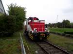 Krauss Maffei MH05 alias D9 der Hafenbahn Frankfurt am Main steht am 11.10.13 in Frankfurt am Main Ost von einen Gehweg aus fotografiert