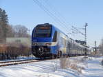 1430 022 (ET 322) des Meridian verlässt das verschneite Bruckmühl Richtung Holzkirchen.