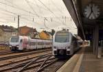 . Neue Gesichter in Trier - Gleich im Doppelpack pr�sentierten sich die f�nfteiligen Stadler FLIRT 3 der DB Regio f�r das RE-Netz S�dwest, kurz S�WEX, am 27.02.2015 im Hauptbahnhof von Trier. (Jeanny)

W�hrend der Zug links abgestellt ist, f�hrt der Zug rechts im Bild als RE 1 nach Koblenz.  Als Teil des neuen landesweiten RE-Netzes bietet der neu konzipierte und verl�ngerte Regionalexpress RE 1 entlang der Mosel mit modernen Fahrzeugen erstmals eine st�ndliche Direktverbindung ohne Umsteigen auf der Strecke Koblenz – Trier – Saarbr�cken – Kaiserslautern und mindestens 2-st�ndlich sogar weiter bis Mannheim. Zwischen Koblenz und Trier f�hrt der RE 1 zusammen mit den Doppelstocktriebwagen CFL KISS des neuen Regionalexpress RE 11, der von der luxemburgischen Eisenbahngesellschaft CFL betrieben wird. Diese werden in Trier abgekoppelt und bieten so eine neue st�ndliche Direktverbindung zwischen Koblenz und Luxemburg.
