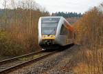 GTW 2/6 der Hellertalbahn kommt von Betzdorf/Sieg mit Fahrtrichtung Neunkirchen, hier am 20.11.2011 kurz vor dem Haltepunkt Grnebacherhtte.