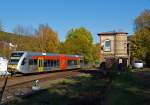 Ein GTW 2/6 der Hellertalbahn kommt am 27.10.2012 von Neunkirchen, ber die genamtliche Strecke  Hellertalbahn  (KBS 462 ), hier passiert er gerade das Stellwerk Herdorf Ost (Ho) und fhrt gleich in