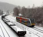 Bei leichtem Schneefall - Ein Stadler GTW 2/6 der Hellertalbahn kommt Neunkirchen ber die gleichnamentliche Hellertalbahn (KBS 462), hier am 03.12.2012 in Herdorf (km 90,5) kurz vor der Brcke Wolfsweg. Links abgestellte Gterwagen auf dem Rangierbahnhof der KSW ehem. FGE (Freien Grunder Eisenbahn).