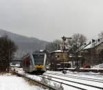 Es hat in Herdorf wieder geschneit und es schneit noch leicht weiter – 
Ein Stadler GTW 2/6 der Hellertalbahn kommt am 06.02.2013 von Neunkirchen, passiert hier gerade Stellwerk Herdorf Ost (Ho), und fhrt gleich in den Bahnhof Herdorf ein.
