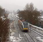 Bei Schneefall am 19.02.2013 fhrt ein Stadler GTW 2/6 der Hellertalbahn von Herdof, als RB 96 - Hellertal-Bahn (Betzdorf-Herdorf-Neunkirchen-Haiger-Dillenburg), weiter in Richtung Dillenburg, er hat gerade hier gerade beim Stellwerk Herdorf Ost das Ausfahrtssignal passiert und ist vom Gleis 2 auf Gleis 1 gewecheslt.