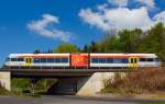 
Fast war hier meine Brennweite noch zu groß, ohne nasse Füße zu bekommen, denn ein Schritt nach hinten ich wäre in der Heller gewesen.......

Ein Stadler GTW 2/6 der Hellertalbahn fährt am 19.04.2014 von Sassenroth weiter in Richtung Herdorf, hier überquert er gerade die Straße.