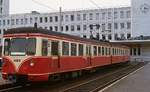 An einem Februartag Anfang der 1980er Jahre wartet ET 50 der Köln-Bonner Eisenbahn mit einem Personenzug nach Bonn im Vorgebirgsbahnhof am Barbarossaplatz auf die Abfahrt.