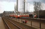 Ein KBE-Personenzug der Vorgebirgsbahn ist im März 1978 auf seiner Fahrt von Köln nach Bonn in Brühl-Mitte eingetroffen, daneben der 1936 gebaute ET 32, der auf der Querbahn nach