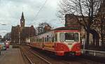 Wenige Monate vor der Einstellung des Betriebes zwischen Hohenzollernbrücke und Ubierring fährt der ET 58 der Köln-Bonner Eisenbahn im Frühjahr 1978 am Torbogen des um 1220