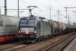 MRCE 193 872-9 (X4 E-872) mit einem Kesselwagenzug am 21.03.2017 in Berlin Schönefeld Flughafen