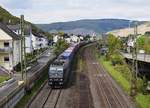 Die an SBB Cargo International vermietete MRCE 185 570 ist mit einem KLV-Zug am 29.04.17 auf der rechten Rheinstrecke in Osterspai nordwärts unterwegs.