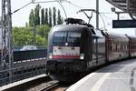 BERLIN, 22.06.2017, ES 64 U2-099 fährt leere Personenwagen durch den Bahnhof Berlin Ostkreuz