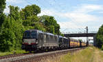 193 856 schleppte am 15.06.17 neben dem kalten Vectron 193 858 noch einen Altmannzug durch Thüngersheim Richtung Gemünden.