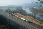 Ein MRCE Vectron vermietet an die Wiener Lokalbahnen mit einem Containerzug bei Himmelstadt Richtung Gemünden, 16.03.2017