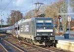 RTB Cargo/MRCE Dispolok Bombardier Traxx2 185 573-3 mit Autotransportzug m 22.12.18 in Hanau Hbf vom Bahnsteig per Telezoom fotografiert