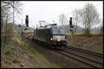 MRCE Vectron X4E-852 ist hier bei Hasbergen am 31.3.2019 um 9.08 Uhr mit einem Containerzug in Richtung Münster unterwegs.