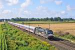 MRCE ES 64 U2-036 (182 536), vermietet an BTE, mit  Independence Day Wiederkehr -Werbung zieht den aus BTE-Wagen bestehenden HKX 1800 Köln Hbf - Hamburg-Altona (Lembruch, 15.08.16).