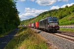 193 873 mit einem Containerzug bei Gambach Richtung Würzburg, 01.08.2019