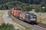 die an DB Cargo vermietete MRCE X4 E - 873 (193 873) mit Containern bei Harrbach, 06.08.2020