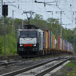 Die MRCE-Elektrolokomotive 189-994 (ES64F4-094) mit einem Containerzug, so gesehen Anfang Mai 2021 in Lintorf.