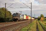 193 863 (MRCE) fuhr am 17.09.21 mit einem Containerzug durch Thüngersheim.