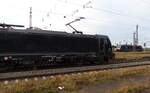 MRCE 187 102 mit Kesselwagen trifft am 17.12.2021 in Großkorbetha auf die MRCE 187 100, die sich auf einer Rangierfahrt befindet.