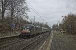 ES 64 U2-005 der MRCE durchfährt mit einem TRI-Ersatzzug auf der Linie RE 11 den Bahnhof Dortmund-Signal-Iduna-Park (23.01.2022)