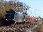 MRCE 185 569 (fährt für DB Cargo) mit Auto-Leerpark bei Salzbergen, 23.02.2022