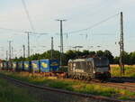 193 700-2 (X4E-700), vermietet von MRCE an Mercitalia, zieht einen LKW-Walter - Zug durch Großkorbetha Richtung Süden.

Großkorbetha, der 15.06.2022