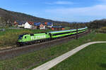 Am 17. April 2022 verbrachte ich den Vormittag in Hermannspiegel an der Nord-Süd-Strecke. Feiertagsbedingt fand praktisch kein Güterverkehr statt. So blieb das Bild vom FLIXTRAIN von Berlin nach Stuttgart, geführt von der an die Netzwerkbahn Sachsen vermieteten 182 521, die einzig verwertbare Aufnahme.   