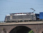 Auf der Hochfelder Eisenbahnbrücke ist gerade die Elektrolokomotive ES64F4-208 mit einem Containerzug unterwegs.