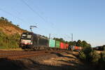 193 871 von  MRCE  mit Containerzug auf dem Weg nach Gemünden am 6.