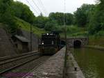 Am berhmten Tunnel von Arzviller taucht hier MRCE-1664 (Vossloh G1206, Fabriknummer 500 1664) mit einem Bauzug berraschend aus dem Tunnel auf. Die Seltenheit dieser  Falschfahrt  (nicht wirklich, es existiert Gleiswechselbetrieb) trstet dann darber hinweg, dass der planmig erwartete TGV auf dem rechten Gleis dann von dem Flachwagenzug verdeckt wird.
Die Lok befindet sich im Eigentum der MRCE - Mitsui Rail Capital Europe B.V., Amsterdam (genaugenommen ist MRCE kein deutsches Unternehmen). Sie ist in Deutschland und Frankreich zugelassen und hier wohl an Veolia Cargo France vermietet.
Arzviller 
22.05.2008