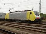 189 202-5 mit einem Containerzug in Magdeburg Hbf.