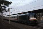 ES 64 U2 017 kurz 117 017 oder 182 517 diese Lok mit den Vielen Namen zog am 21.03.2010 den IC 1925 von Berlin Sdkreuz nach Kln HBF hier beim Halt in Wolfsburg HBF um 18:22