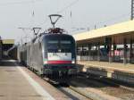 MRCE - ES 64 U2-097 und 185 vor Gterzug bei der Durchfahrt im Bahnhof Basel Bad am 19.03.2010