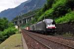 Schne Blackies: BR 182 und 189 mit Containerzug in der Leventina am 28.07.2010