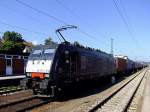 ES64 F4-10 (MRCEdispolok) durchfhrt mit einem Containerzug Passau-Hbf Richtung sterreich;110716