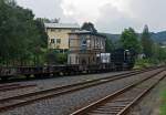 Die MRCE 500 1517, eine Vossloh G 1206, mit leeren Sammnps Flachwagen (6-achsig) Ganzzug, fhrt, am 23.08.2011, von Herdorf weiter Richtung Betzdorf.