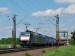 ES 64 F4 999 sowie ES 64 F4 110 fahren am 18.05.13 mit einem Containerzug Richtung Karlsruhe.