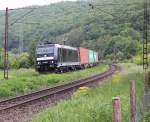 185 566-7 mit Containerzug in Fahrtrichtung Sden.