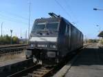 MRCE 185 565,am 14.Oktober 2013,am Bahnsteig in Mukran Mitte.