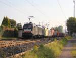 182 509 (ES 64 U2-009) in Doppeltraktion mit 182 507 (ES 64 U2-007) und Containerzug in Fahrtrichtung Süden.